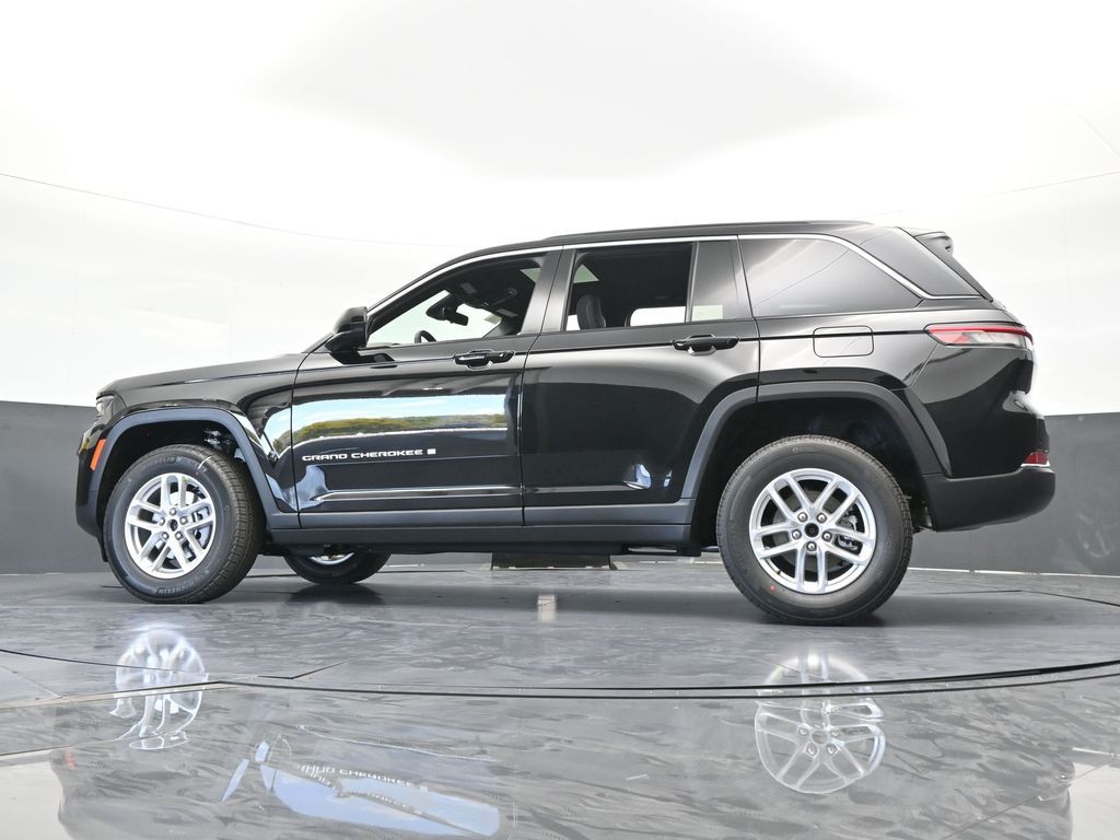 New 2026 Diamond Black Crystal Pearlcoat Jeep Laredo image 51