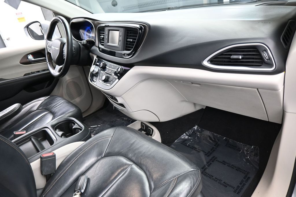 Used 2017 Billet Silver Metallic Clearcoat Chrysler Touring L image 44