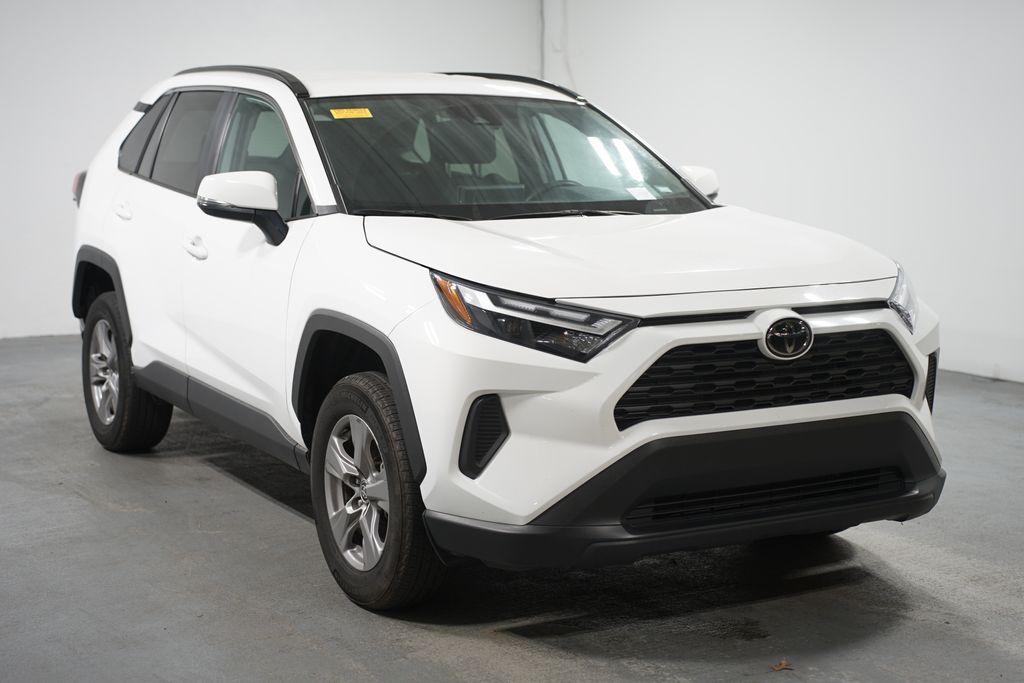 2024 Toyota RAV4 XLE 3