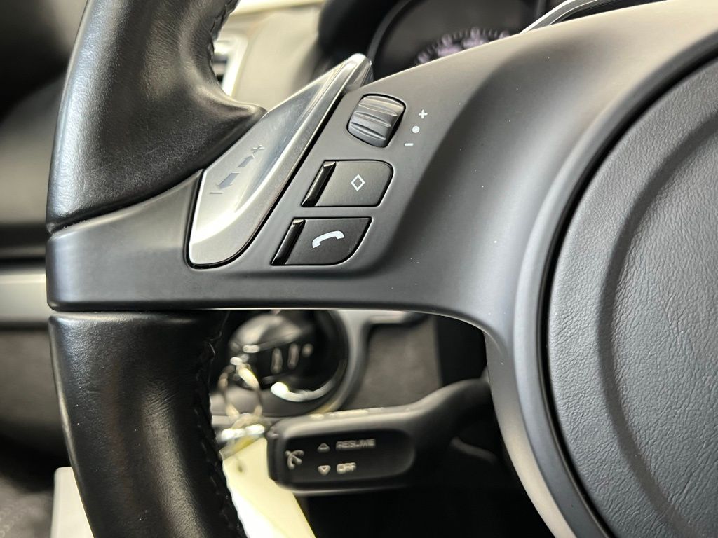 Thumbnail: 2015 Porsche Cayman - 8