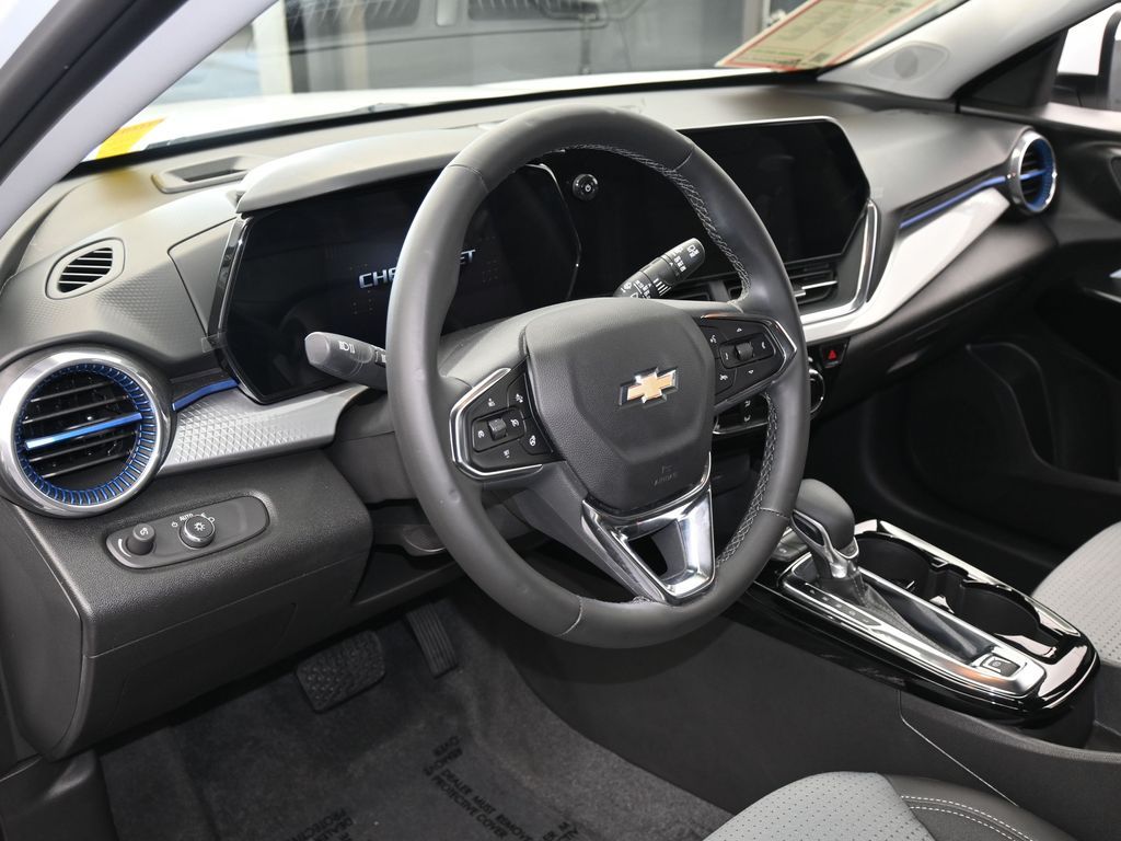 Used 2025 Summit White Chevrolet LT image 10