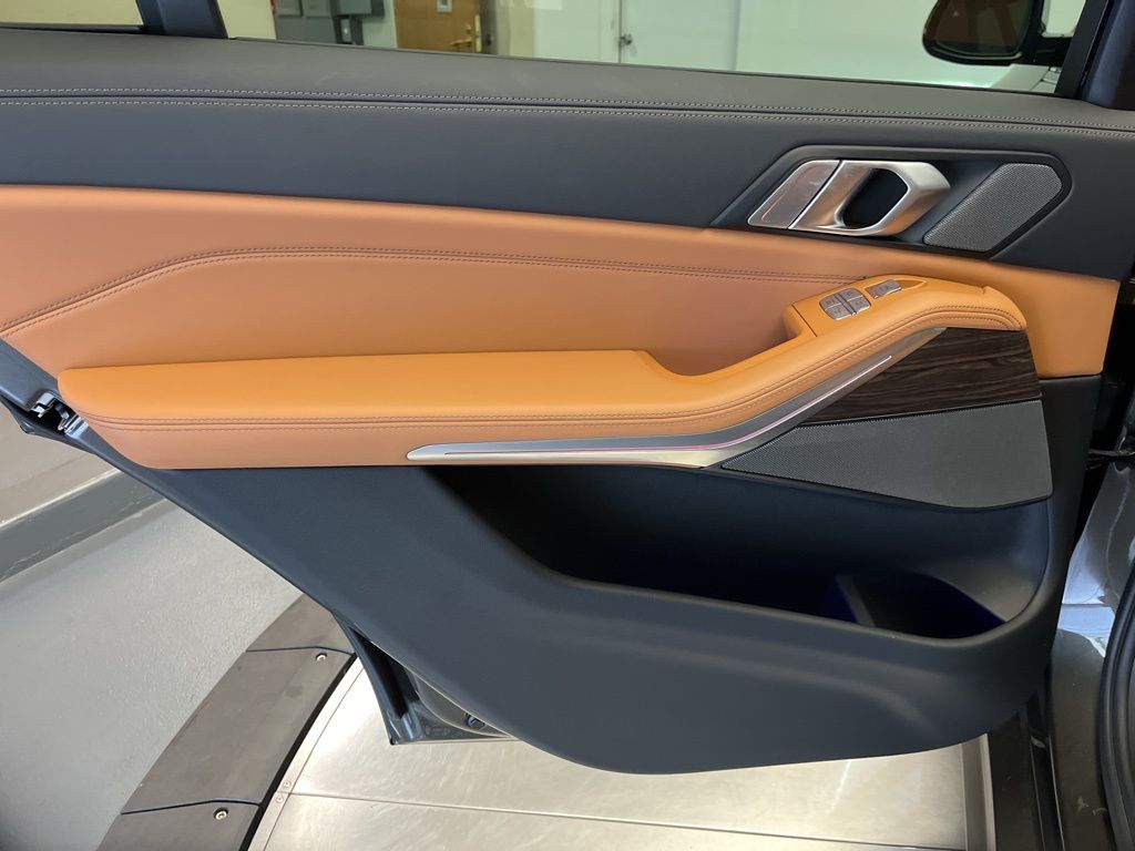 Thumbnail: 2023 BMW X7 - 24