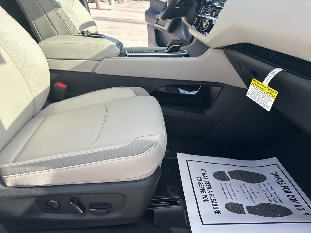 2025 Everest White Pearl Tricoat Nissan Pathfinder SL FWD SUV