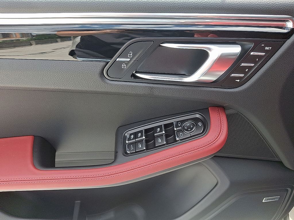 Thumbnail: 2025 Porsche Macan - 15