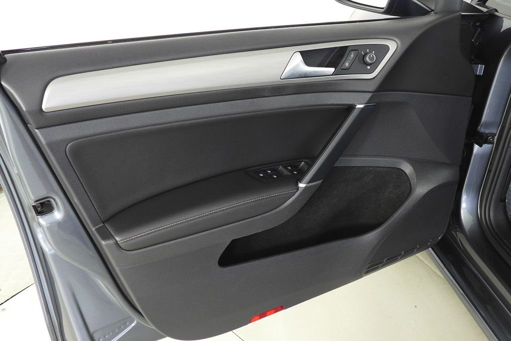 Thumbnail: 2017 Volkswagen Golf - 11