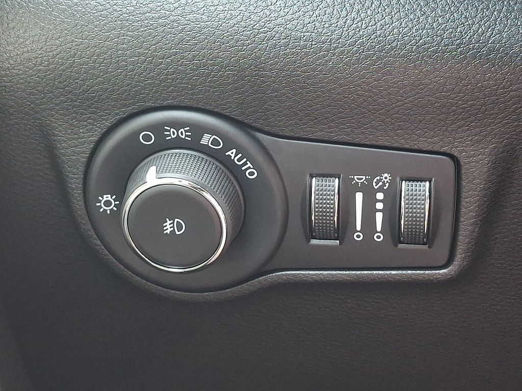2025 Jeep Compass Limited White at South Hills CDJR