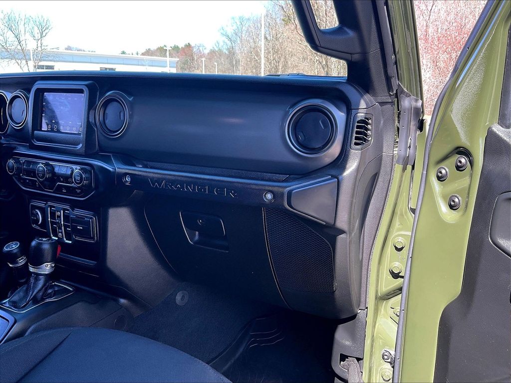 2023 Jeep Wrangler — photo 13