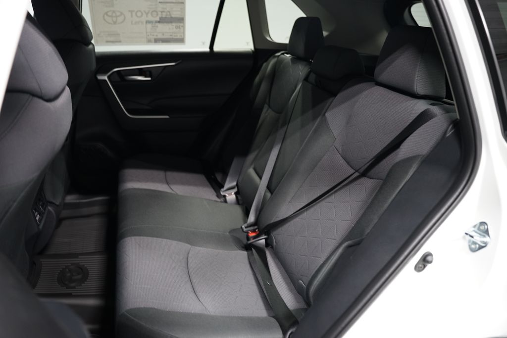 2025 Toyota RAV4 XLE 29