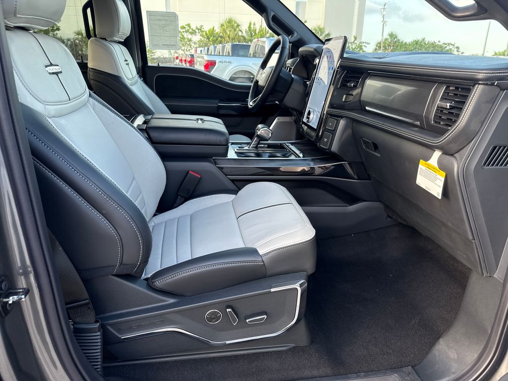 2025 Ford F-150 Lightning Platinum photo 17