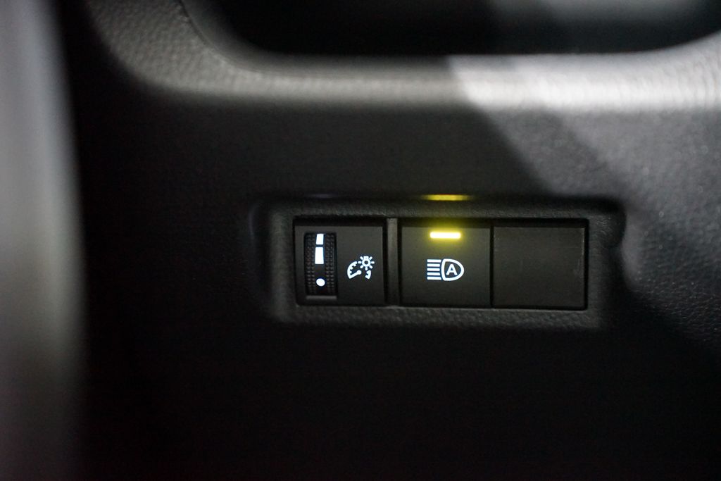 2025 Toyota RAV4 XLE 24