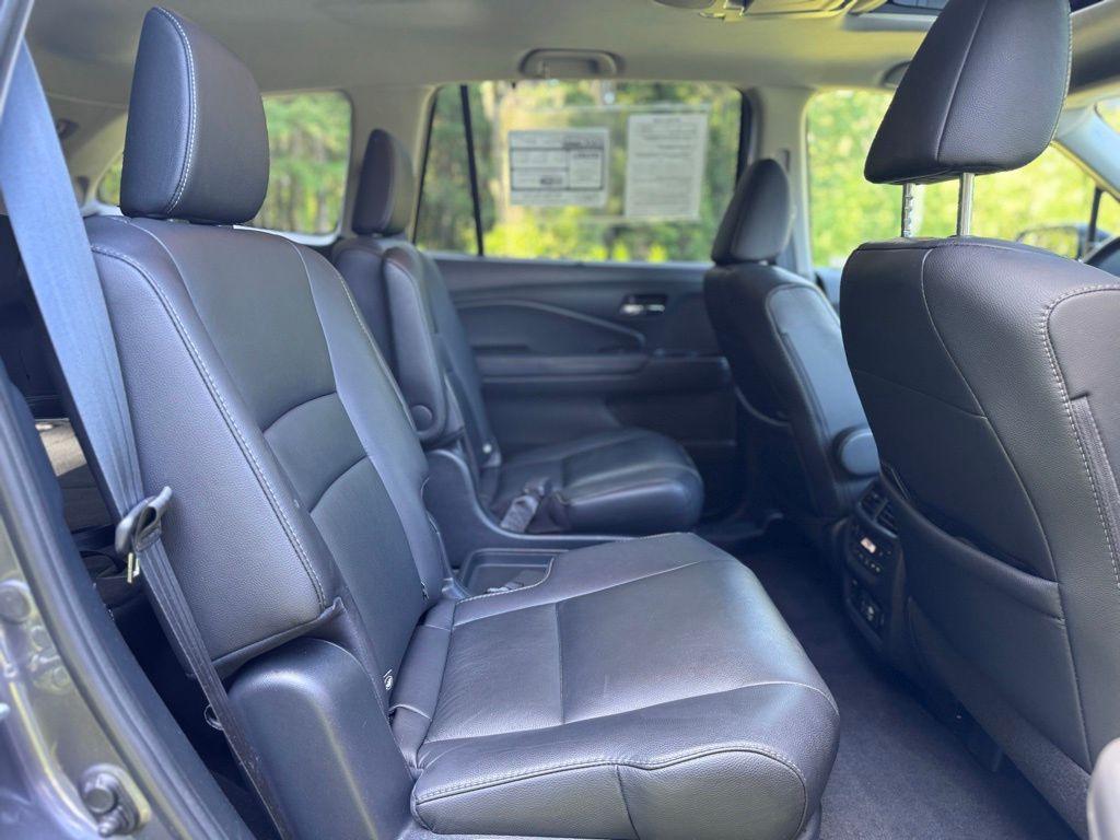 2020 Honda Pilot Touring w/Rear Captain's Chairs