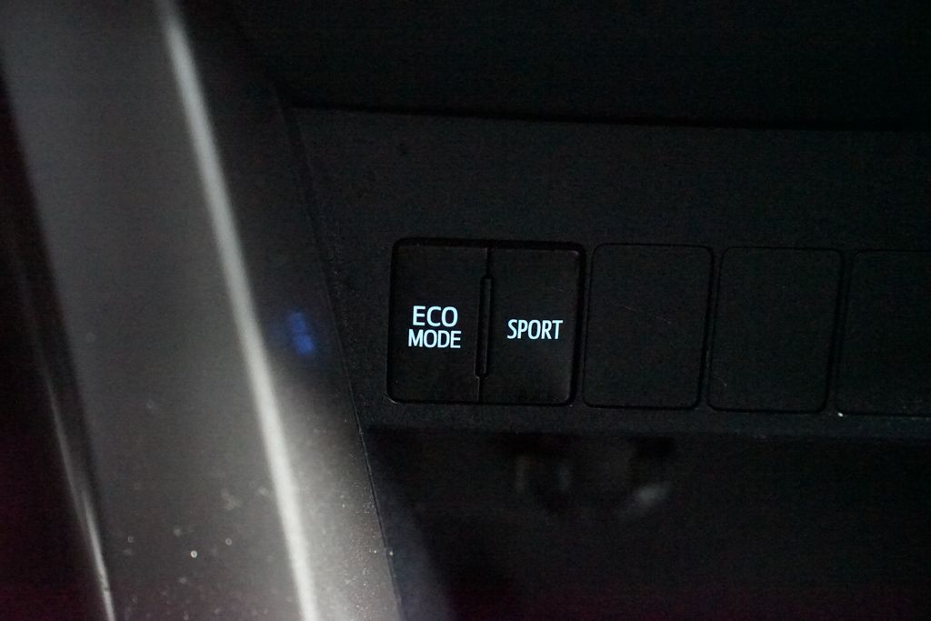 Thumbnail: 2018 Toyota RAV4 - 22