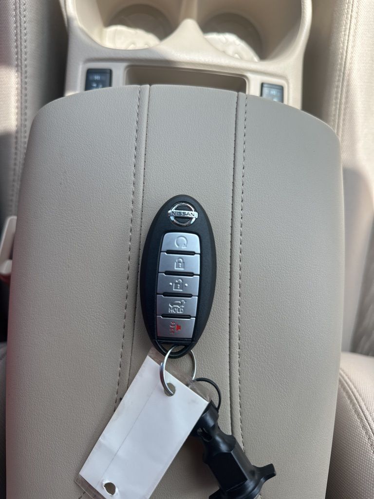 2018 Pearl White Nissan Rogue SV FWD SUV