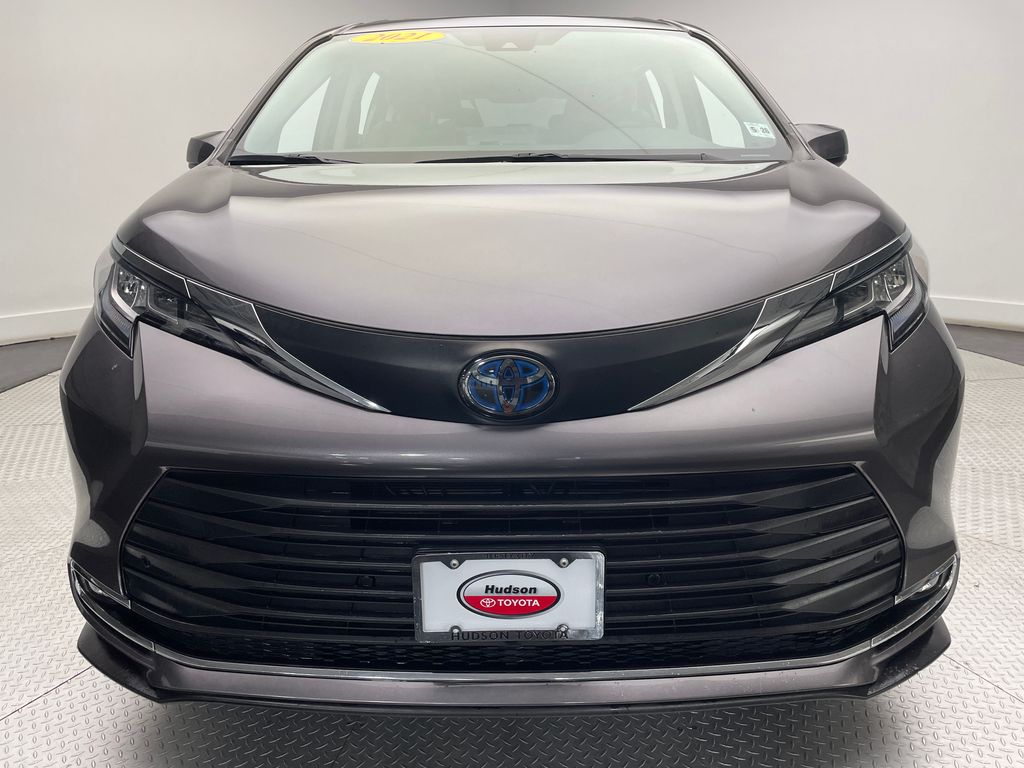 2021 Toyota Sienna XLE 2