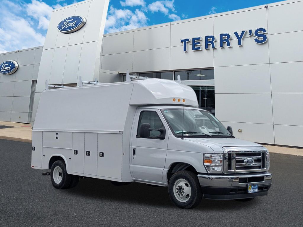 Oxford White 2025 Ford E-Series Chassis Pickup Truck Rear-Wheel Drive 6-Speed Automatic Overdrive