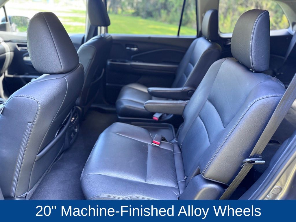 2020 Honda Pilot Touring w/Rear Captain's Chairs