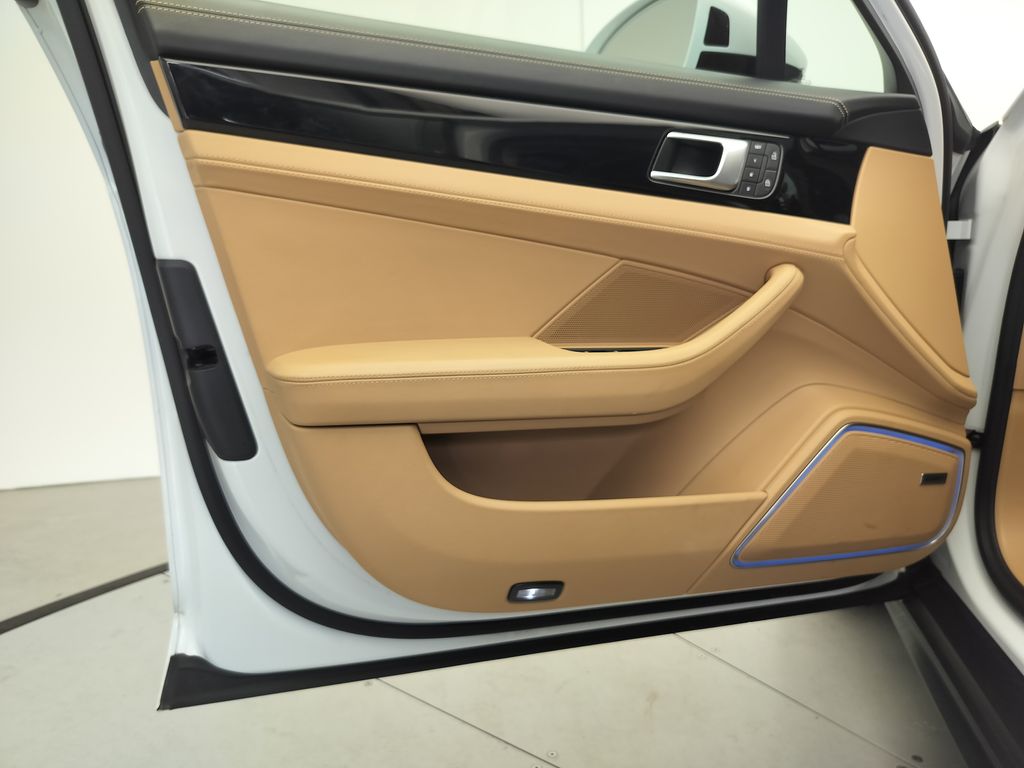 Thumbnail: 2023 Porsche Panamera - 10