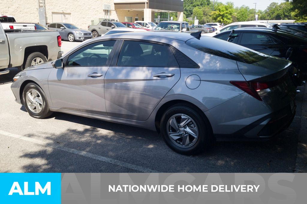 Used 2025 Silver Hyundai SE image 4