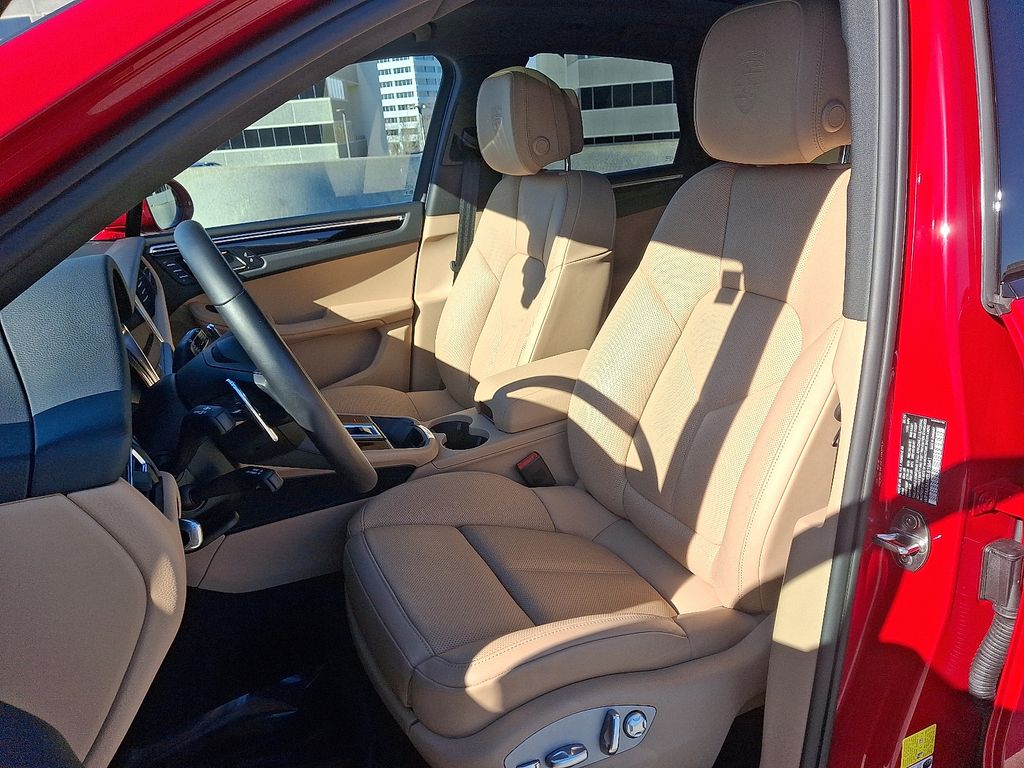 Thumbnail: 2025 Porsche Macan - 17