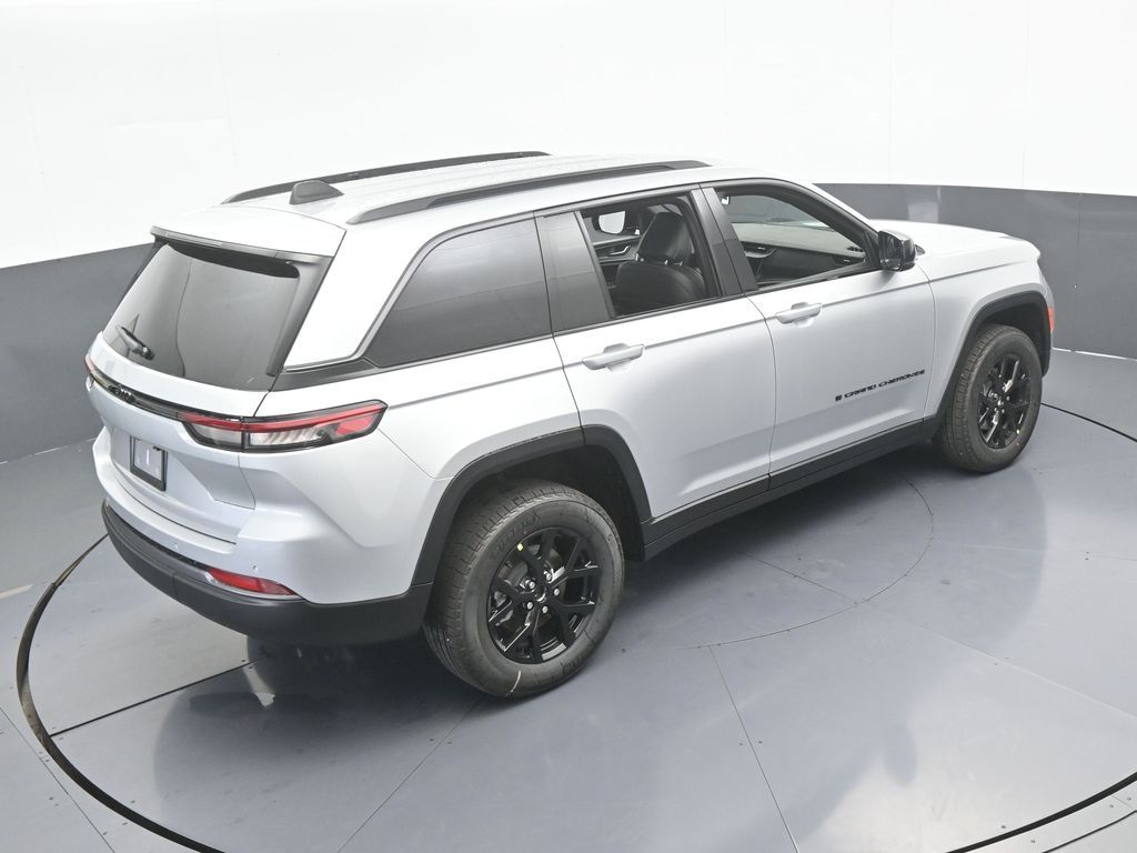 New 2026 Silver Zynith Jeep Laredo image 44