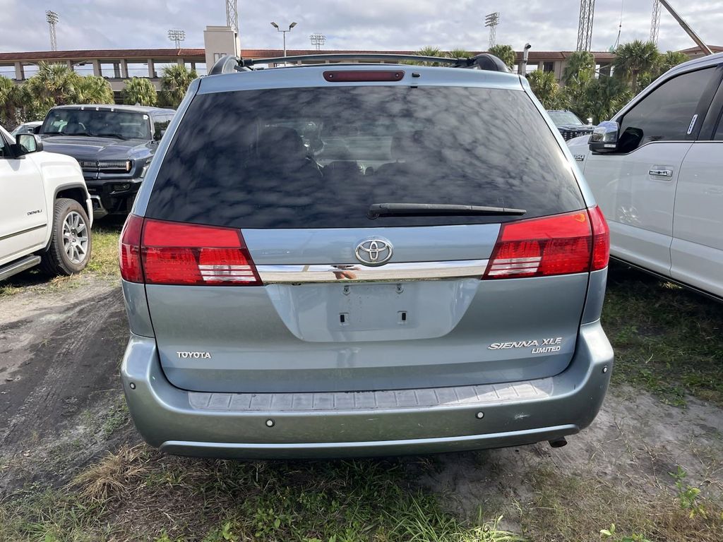 2005 Toyota Sienna XLE Limited 3