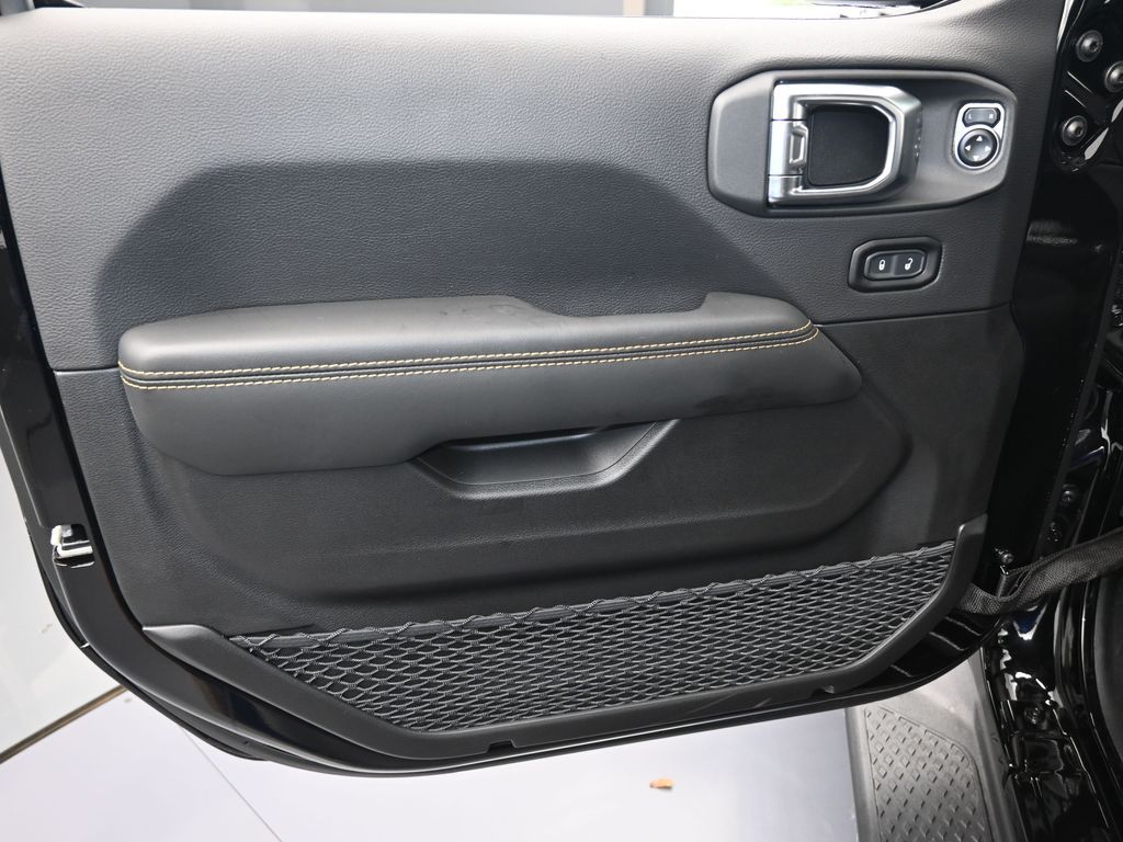 Used 2025 Black Clearcoat Jeep High Tide image 17