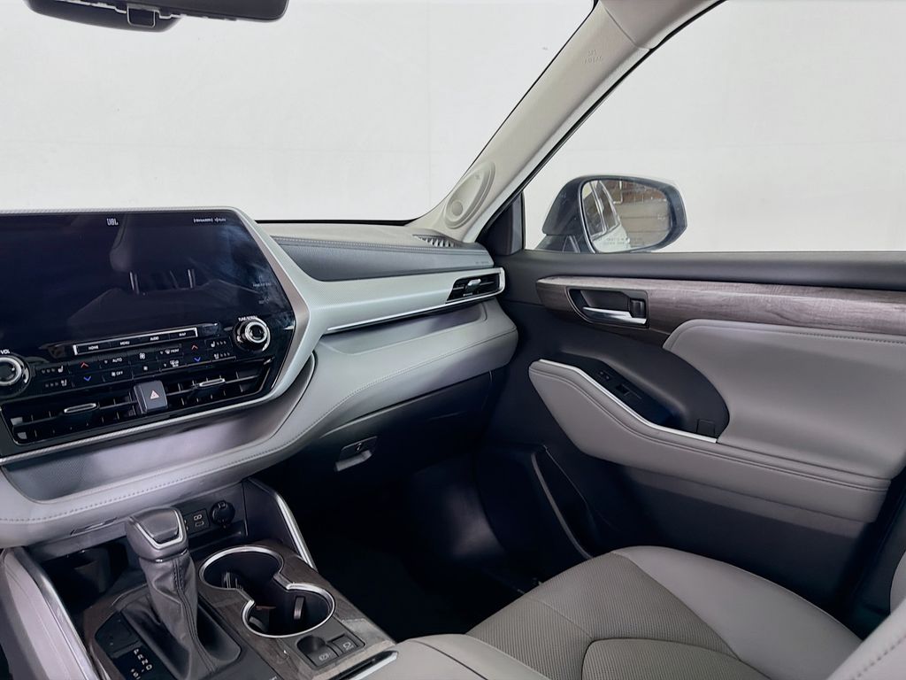 Used 2022 Toyota Highlander Hybrid SUV