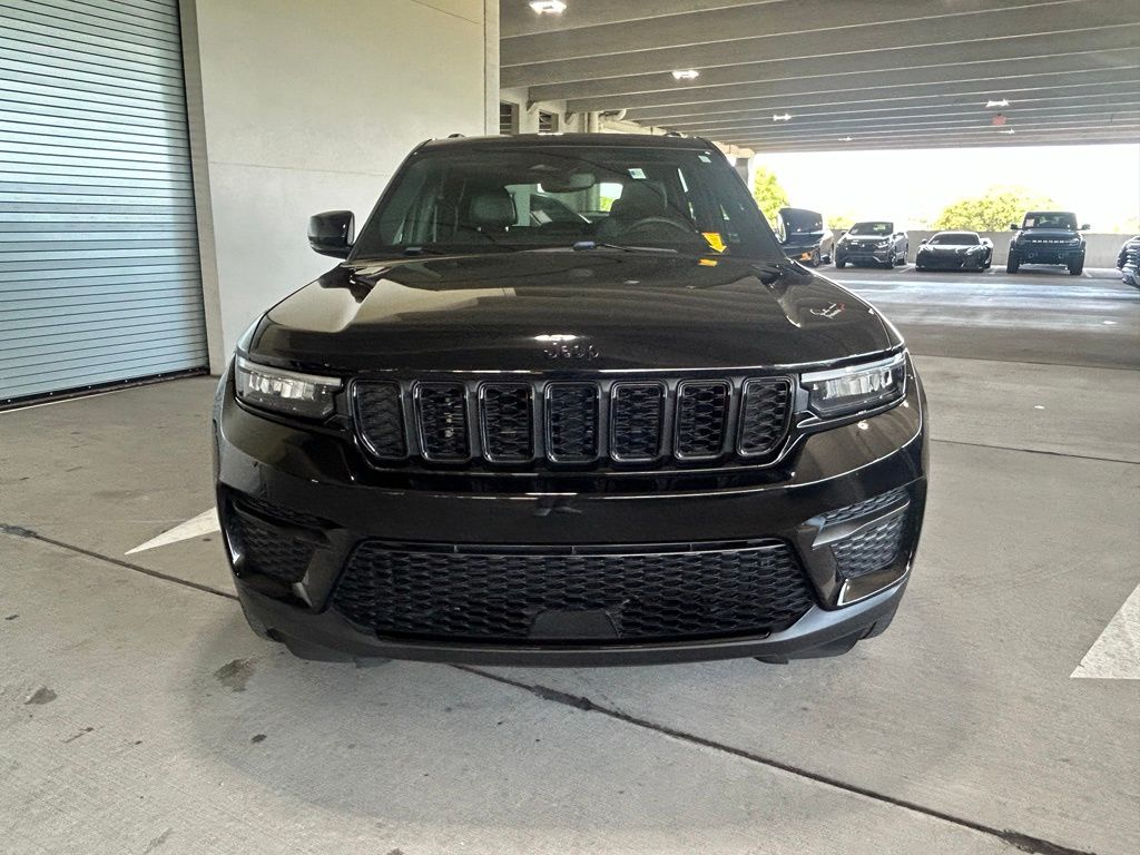 Used 2023 Diamond Black Crystal Pearlcoat Jeep Altitude image 8