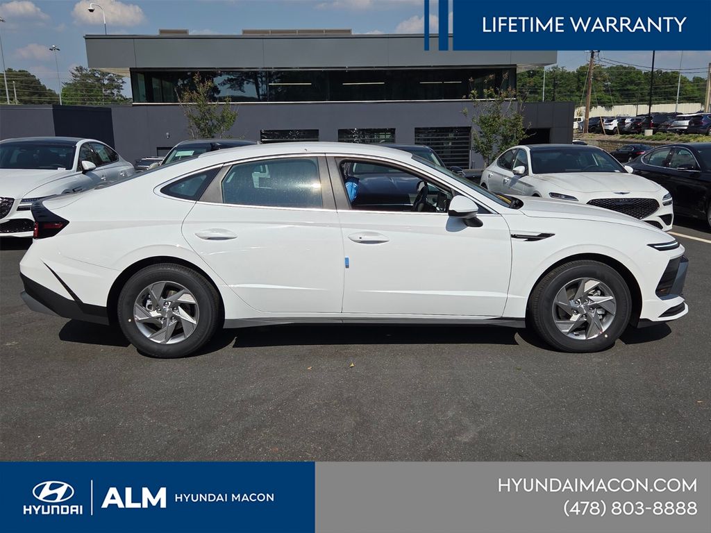 New 2026 White HYUNDAI SE image 8