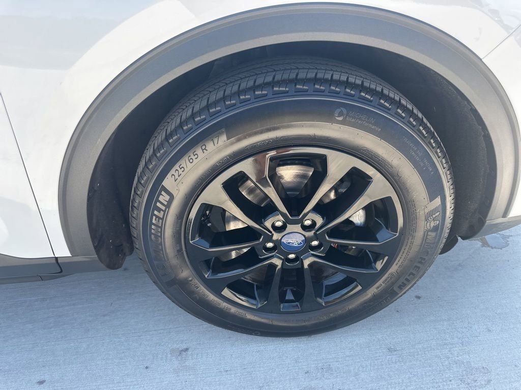 2022 Oxford White Ford Escape SE FWD SUV