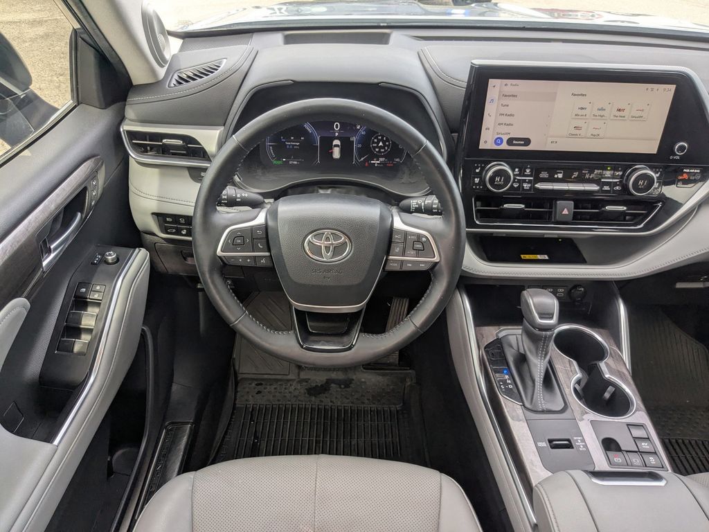 2023 Toyota Highlander Hybrid Platinum