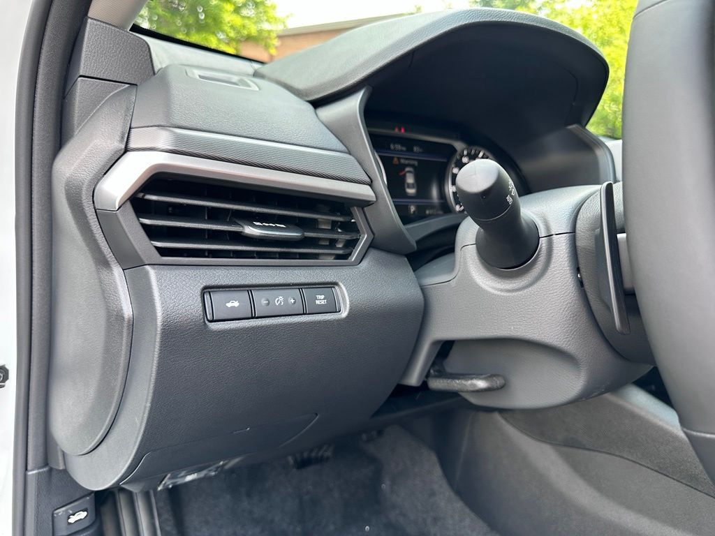 New 2026 Pearl White/Super Black Nissan 2.5 SR image 25