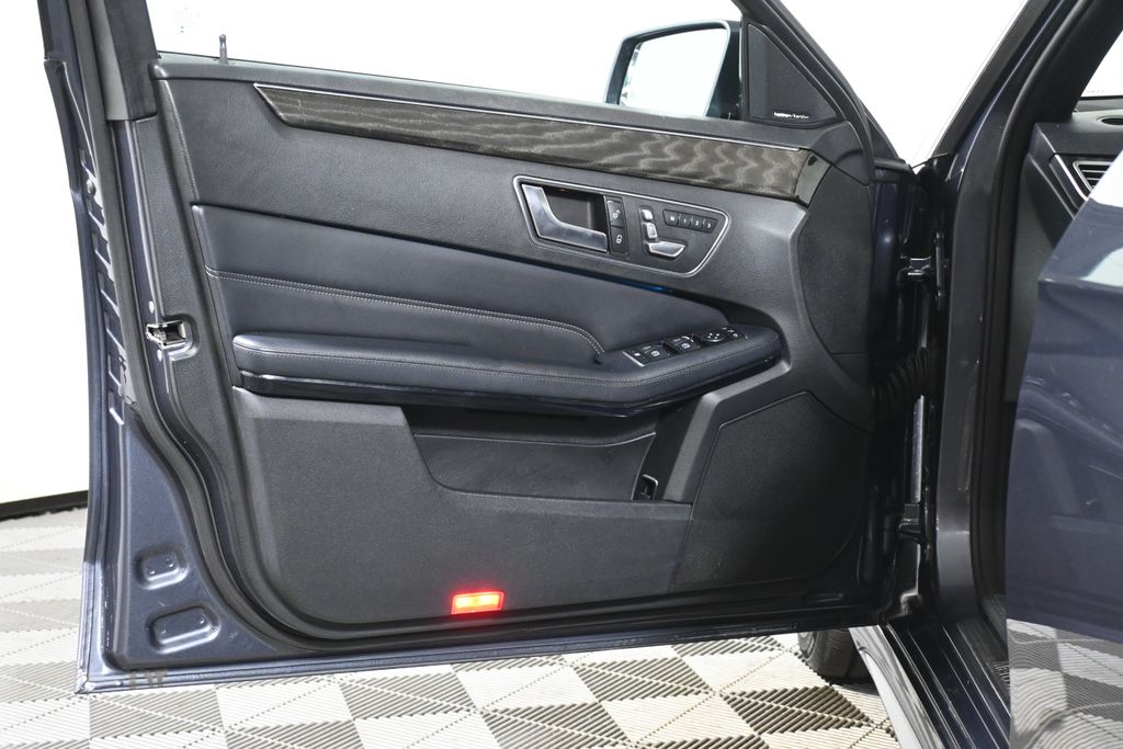 Thumbnail: 2016 Mercedes-Benz E-Class - 31