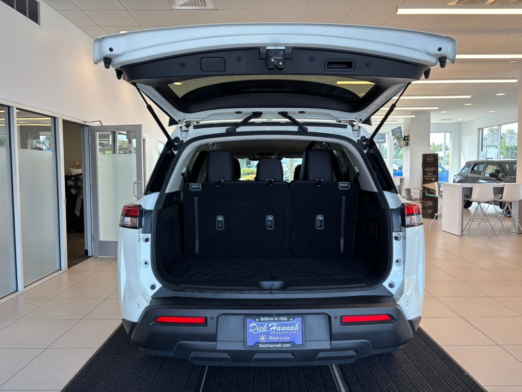 2023 Nissan Pathfinder SV