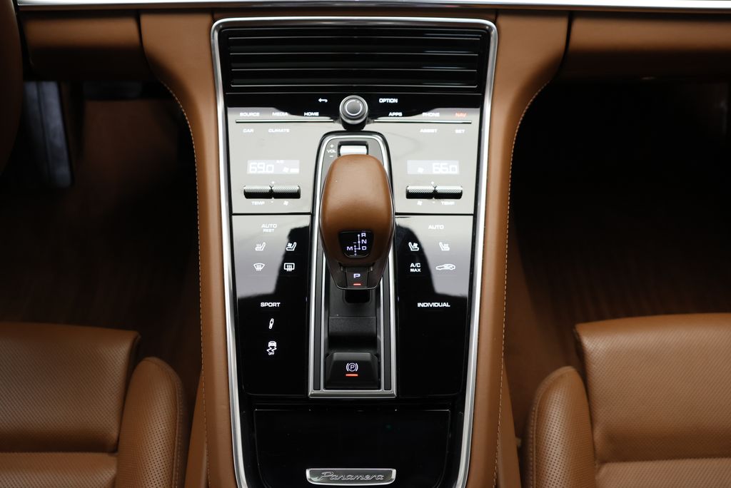 Thumbnail: 2022 Porsche Panamera - 23