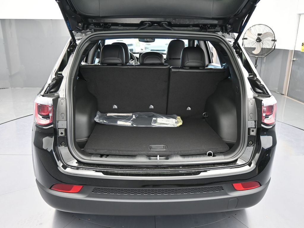 New 2026 diamond black crystal pearlcoat Jeep Latitude image 32