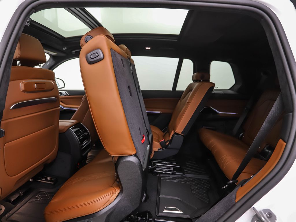 Thumbnail: 2026 BMW X7 - 26