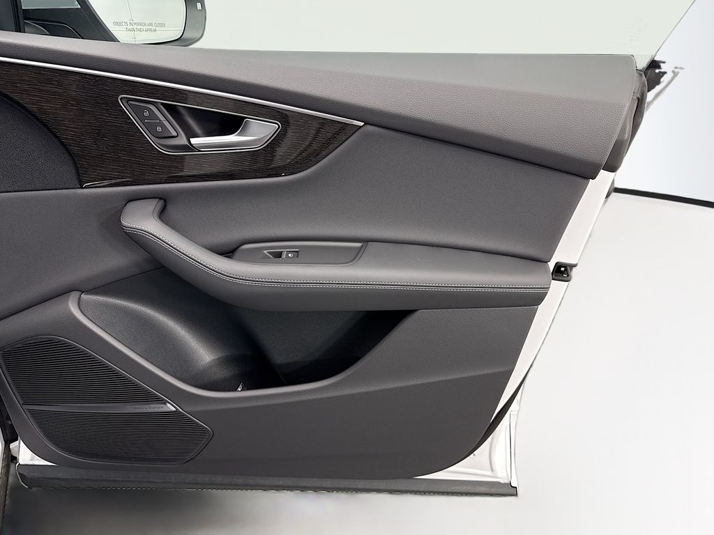 Thumbnail: 2026 Audi Q8 - 24