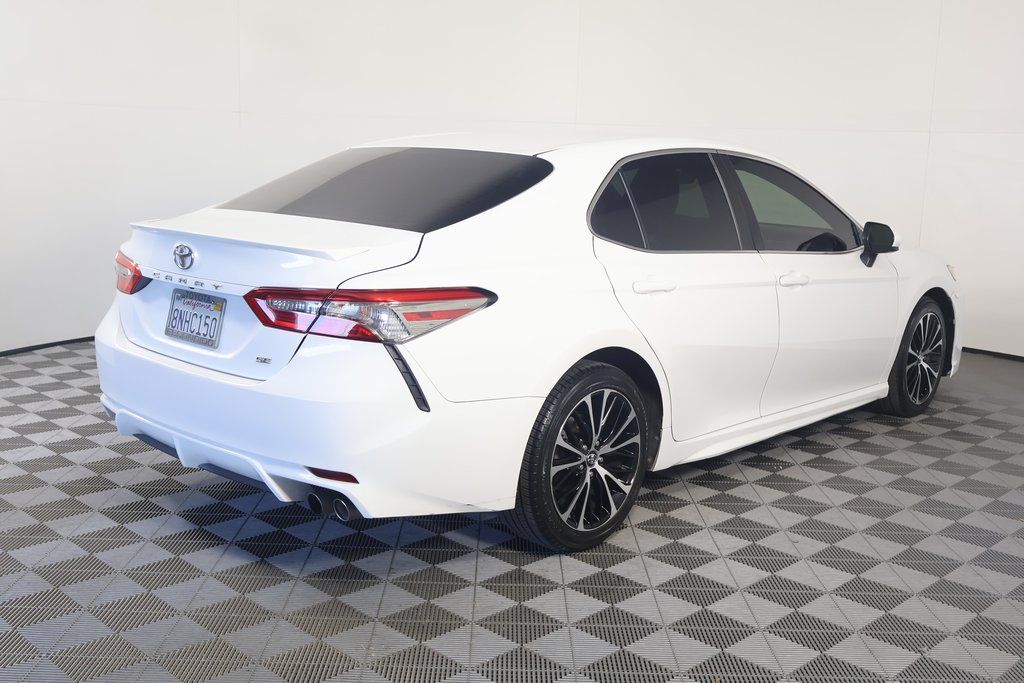 2018 Toyota Camry SE 3