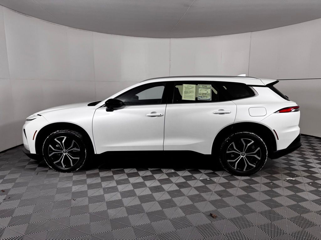 Used 2025 White Toyota XLE image 19