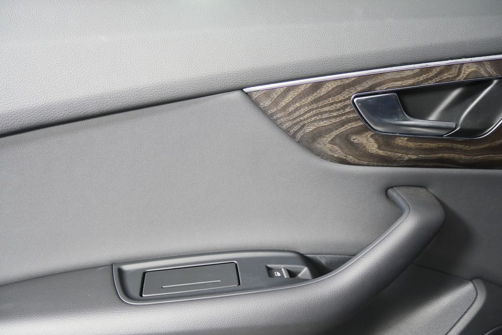 Thumbnail: 2021 Audi Q8 - 14