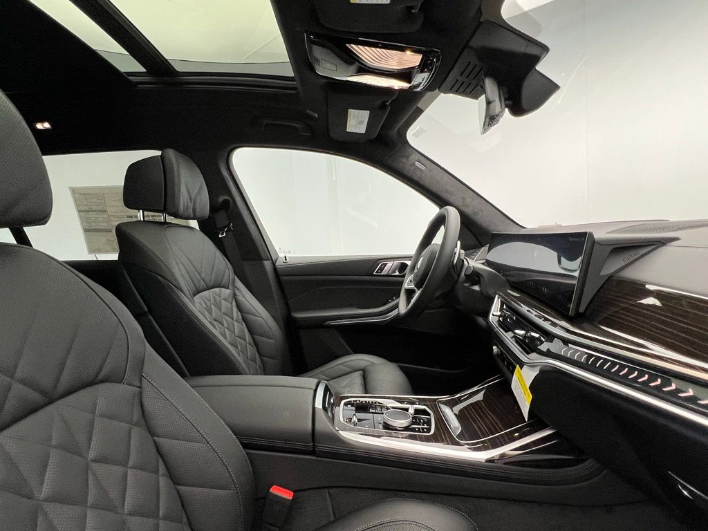 Thumbnail: 2026 BMW X7 - 6