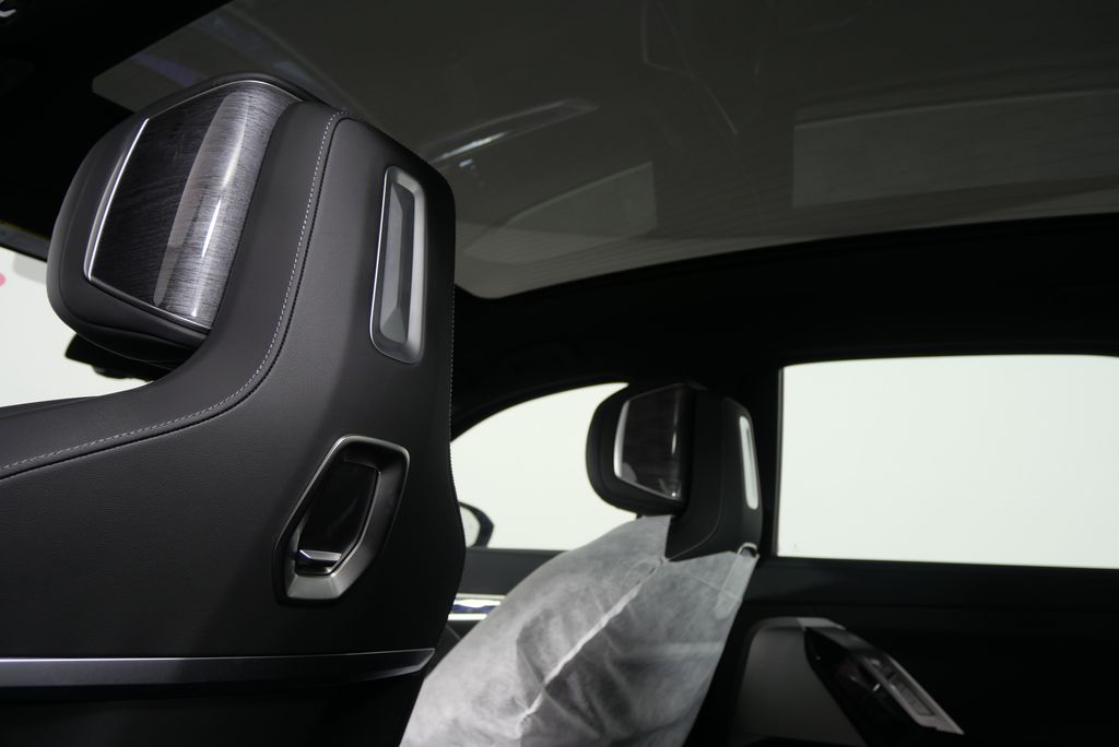 2025 BMW 7 Series 750e xDrive 17