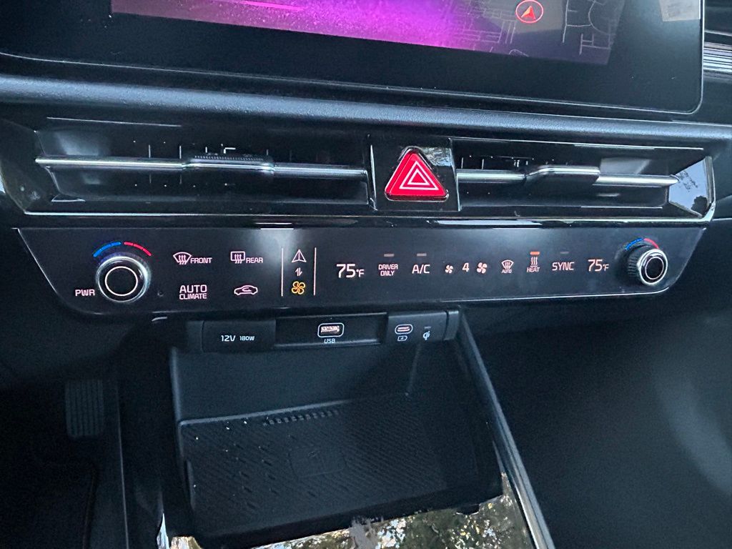 Thumbnail: 2023 Kia Niro - 25