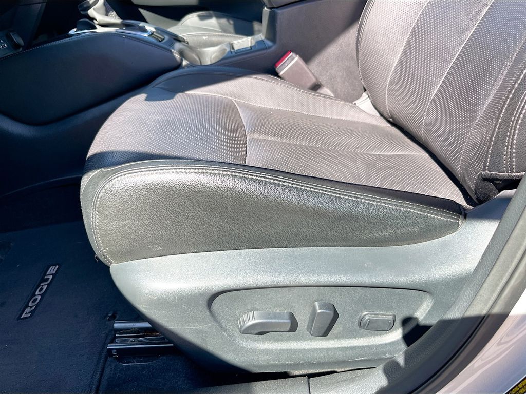 Used 2020 Silver Nissan SL image 19