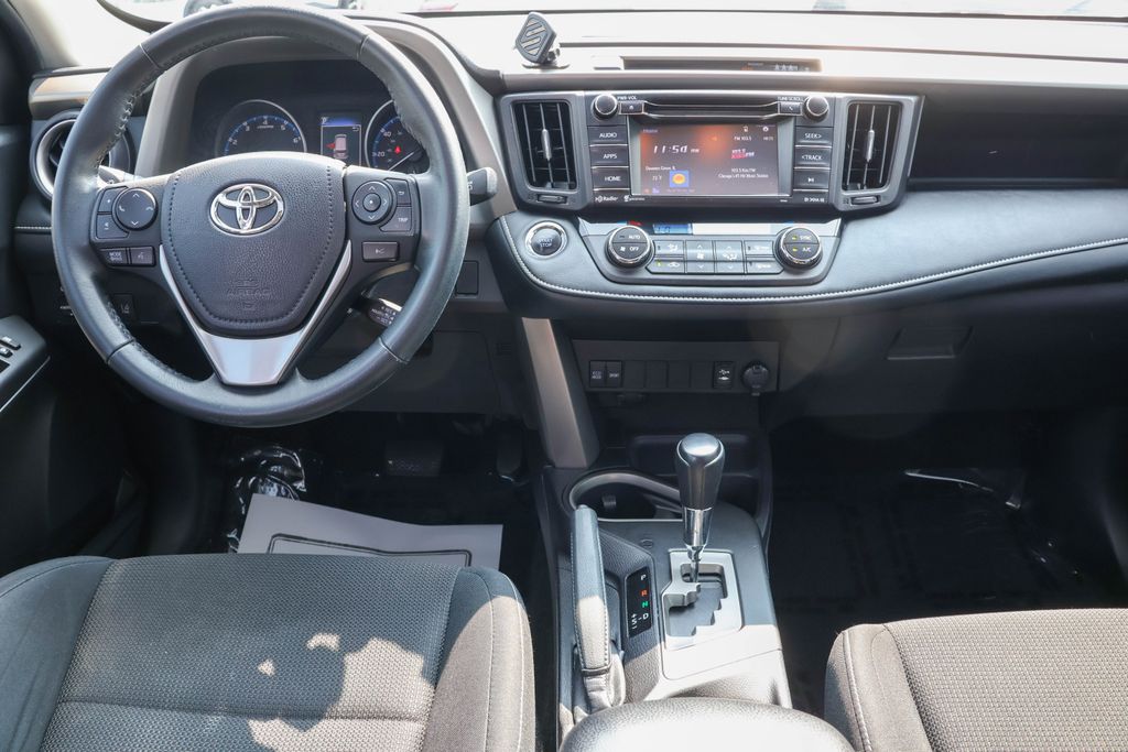 2018 Toyota RAV4 XLE 32