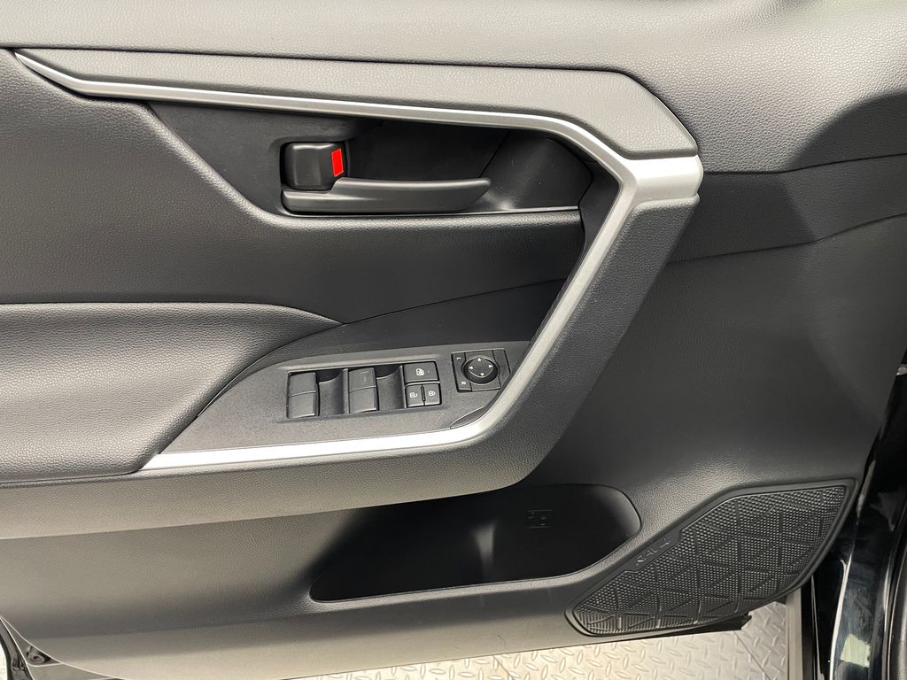 Thumbnail: 2022 Toyota RAV4 - 9