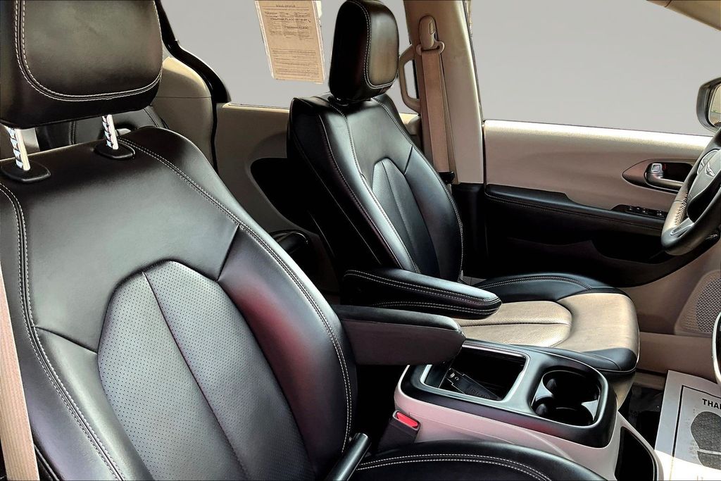 Used 2023 Chrysler Pacifica Van
