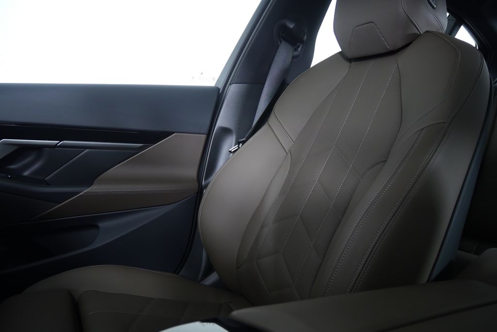 Thumbnail: 2025 BMW 5 Series - 28