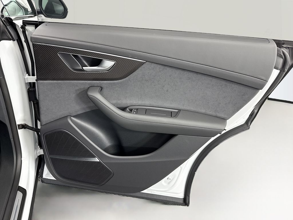 Thumbnail: 2026 Audi RS Q8 - 26